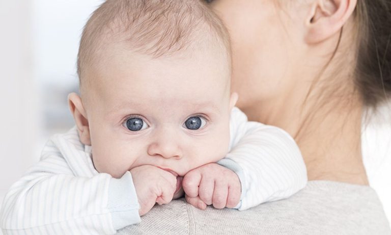 Când se schimbă culoare ochilor la bebeluși? Tot ce trebuie să știi despre asta