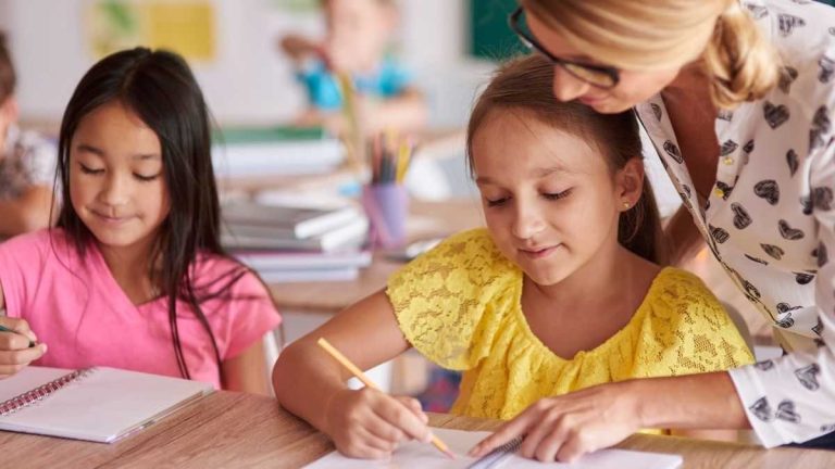 Zi liberă pe 5 iunie pentru profesori și elevi. Semnificația Zilei Învățătorului