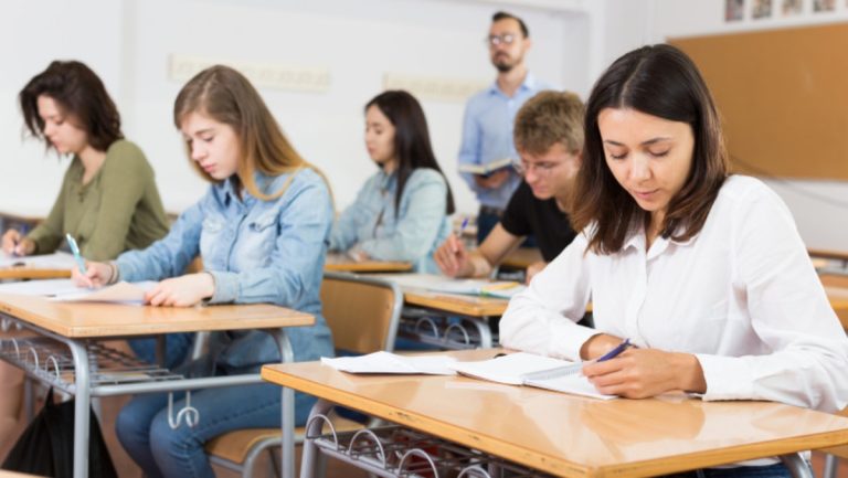 Bacalaureat 2025, proba de limba și literatura română: câți elevi s-au prezentat și ce incidente s-au înregistrat în sala de examen