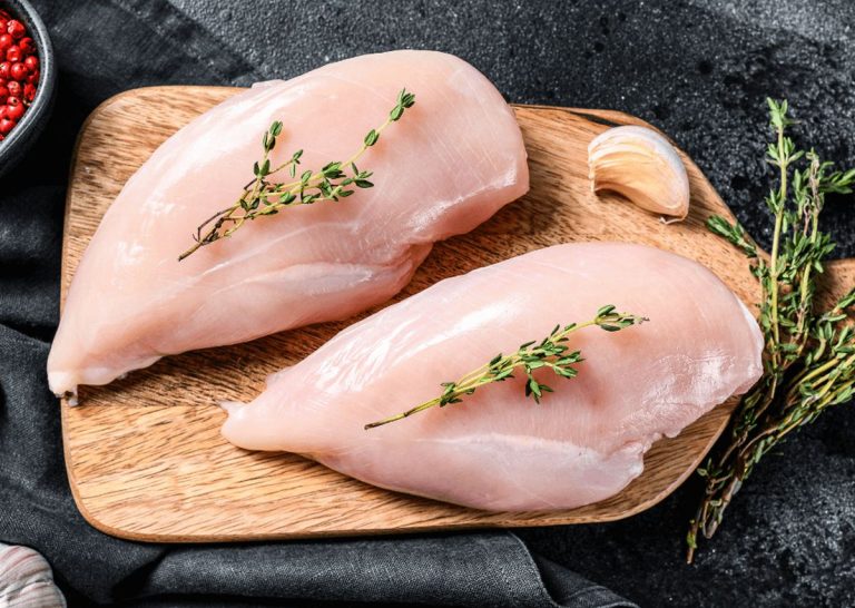 De ce nu ar trebui să speli carnea de pui înainte de gătit? Ce spun specialiștii