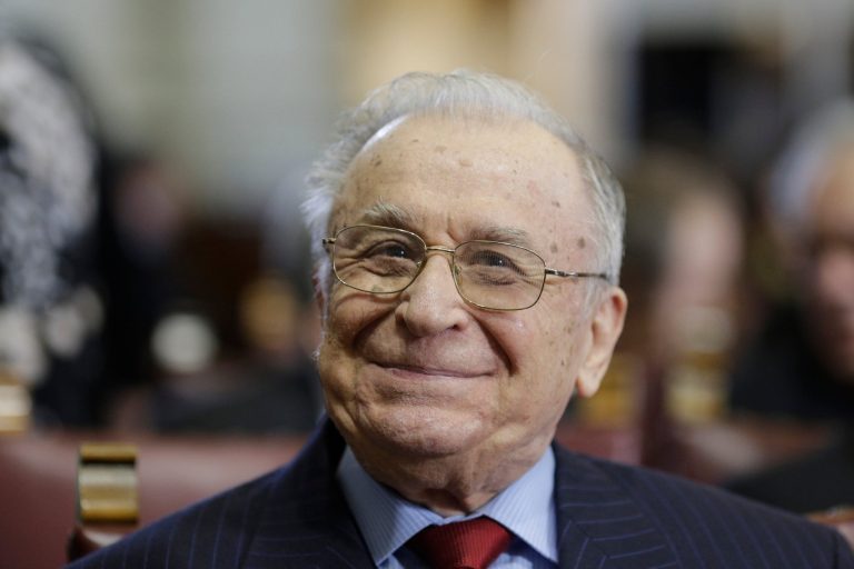 Starea lui Ion Iliescu se agravează. Medicii îi asigură suport respirator