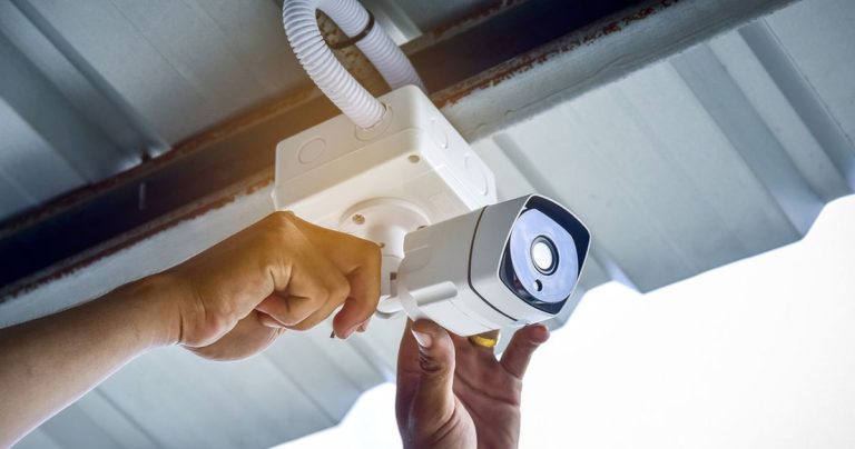 Cum să instalezi legal camerele de supraveghere în curte. Tot ce trebuie să știi despre asta