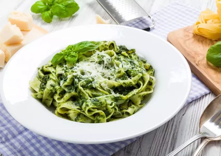 De ce să adaugi spanac în paste. Ce beneficii aduce în rețetele tale