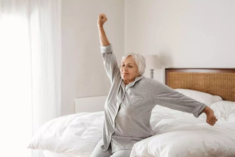 De ce se trezesc persoanele în vârstă atât de devreme? Ce spune știința despre somn și îmbătrânire