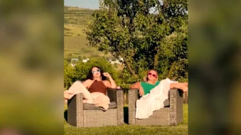 Două românce plătite cu 10.000 de euro ca să călătorească în jurul lumii. Au fost selectate din peste 16.000 de candidați