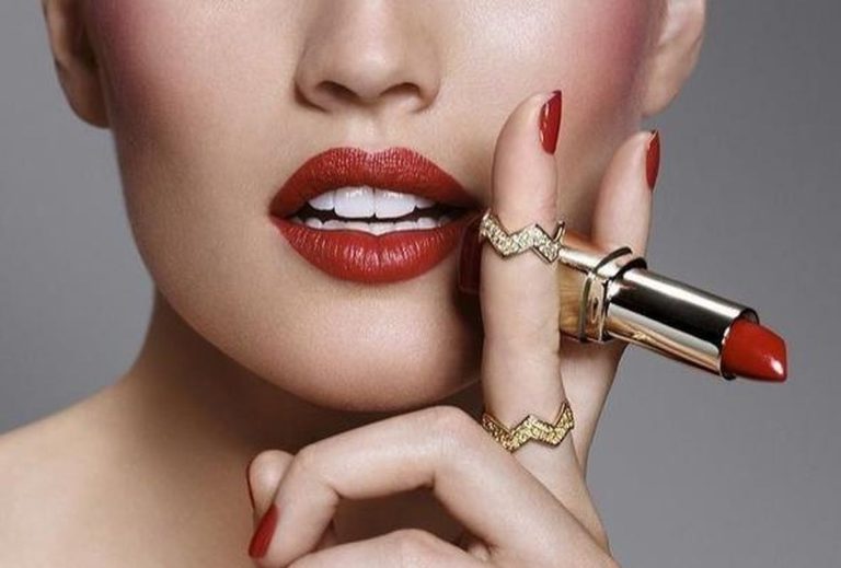 Rujul roșu de-a lungul timpului. Povestea culorii care nu a ieșit niciodată din scenă