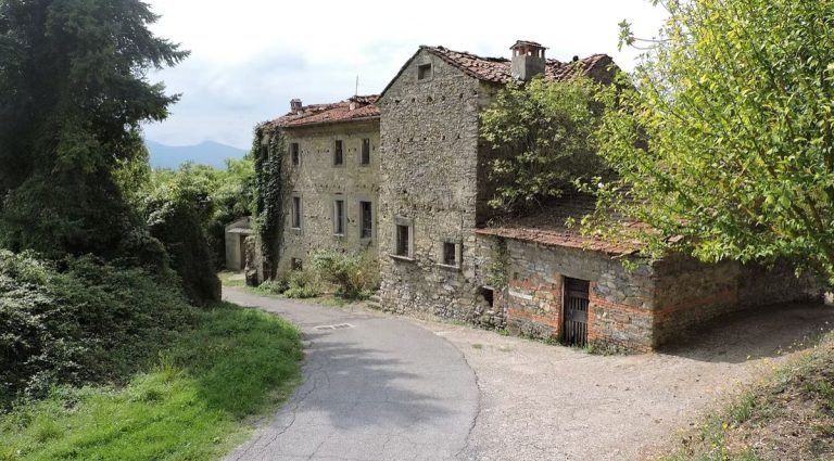 Un sat întreg de vânzare în Italia. Cât costă să devii moșier în Toscana? GALERIE FOTO