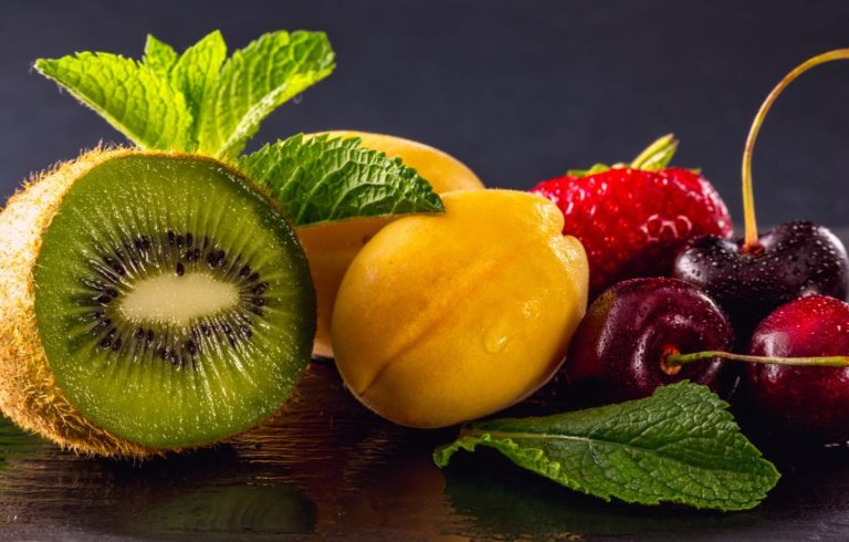 Vitamina C se ascunde în fructe neașteptate. Top 10 fructe cu mai multă vitamina C decât portocalele