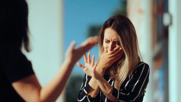 Refuză să mai vorbească cu sora ei după ce i-a trădat încrederea: „M-a umilit!”. Situația tensionată dintre cele două surori a împărțit familia în două tabere