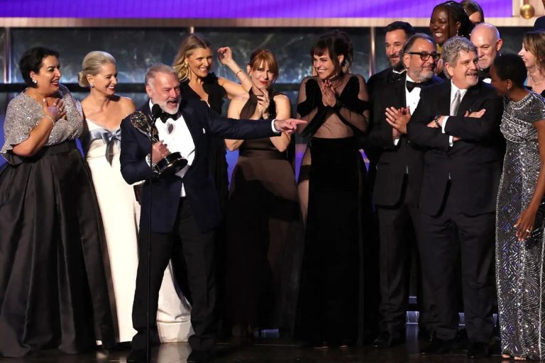 „The Pitt” și „The Studio”, marii câștigători ai premiilor Emmy 2025. Actori consacrați și noi talente au fost aplaudați pe scena de la Los Angeles